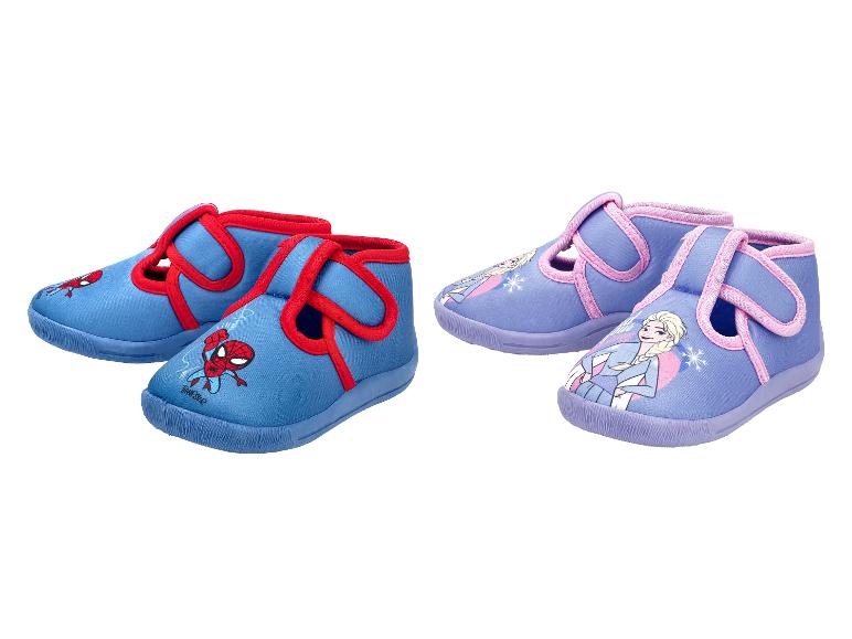 Twee paar kindersloffen: blauw met Spider-Man en paars met Elsa.