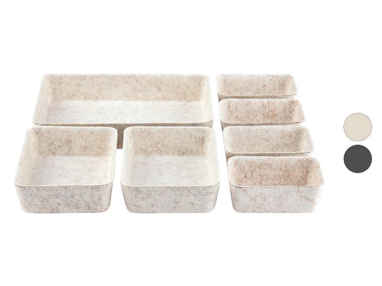 Set van zes rechthoekige bakjes van gerecycled beige papier.