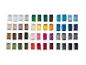 Een collectie van 48 klosjes naaigaren in diverse kleuren, gerangschikt in rijen.