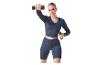 Vrouw in marineblauwe sportkleding met dumbbells, klaar voor een training.