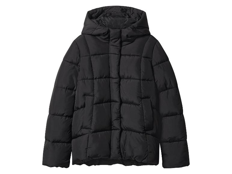 Zwarte gewatteerde jas met capuchon, plat neergelegd.