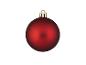 Een matte rode kerstbal met een gouden ophanghaakje.