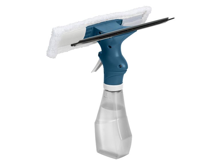 Ruitensproeier met spuitfles en rakel.