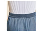 Een blauwe denim rok met elastische tailleband.