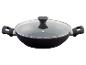 Zwarte wokpan met handvatten en glazen deksel