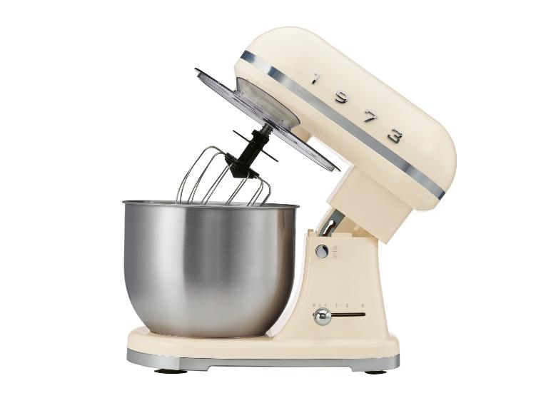 Crèmekleurige keukenmixer met roestvrijstalen kom en garde, met opschrift '1973'.