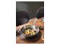 SILVERCREST® premium roestvrijstalen wok met honingraatstructuur op een houten tafel