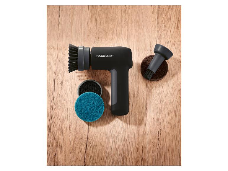SILVERCREST elektrische reinigingsborstel met blauwe en bruine spons op houten oppervlak