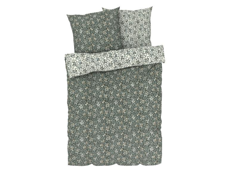 Een groene dekbedovertrek met bloemenprint en bijpassende kussenslopen.
