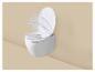 Wandcloset met softclose zitting, op een beige achtergrond