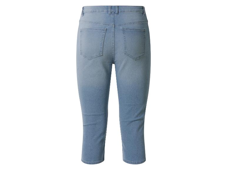Lichtblauwe dames capri jeans met zakken, achteraanzicht.