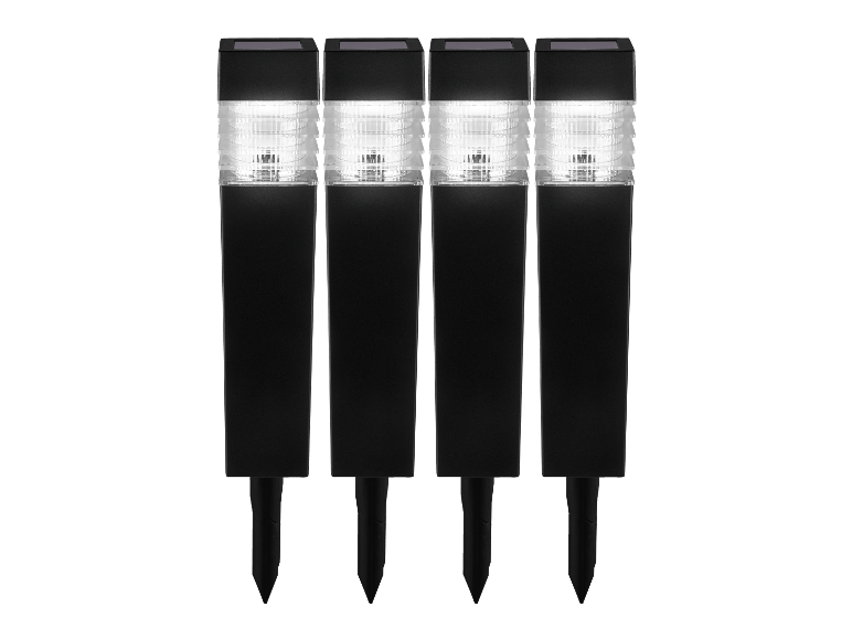 Vier zwarte zonne-tuinlampen.