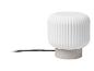 Witte tafellamp met geribbelde kap en beige voet