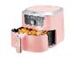 Roze airfryer met frietjes, digitaal display en aanraakbediening.
