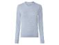 Lichtblauwe gebreide trui met lange mouwen en ronde hals.