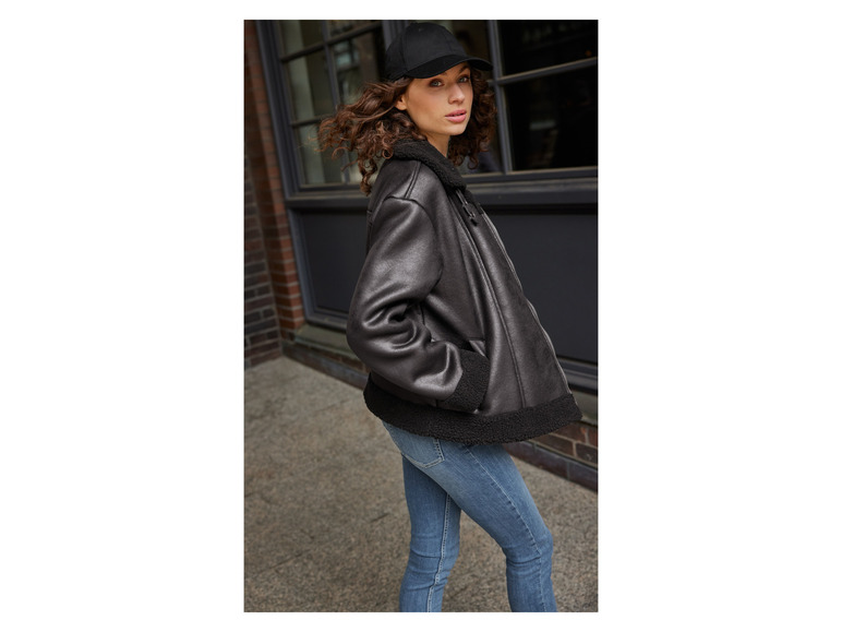 Vrouw in een zwart leren jack en jeans