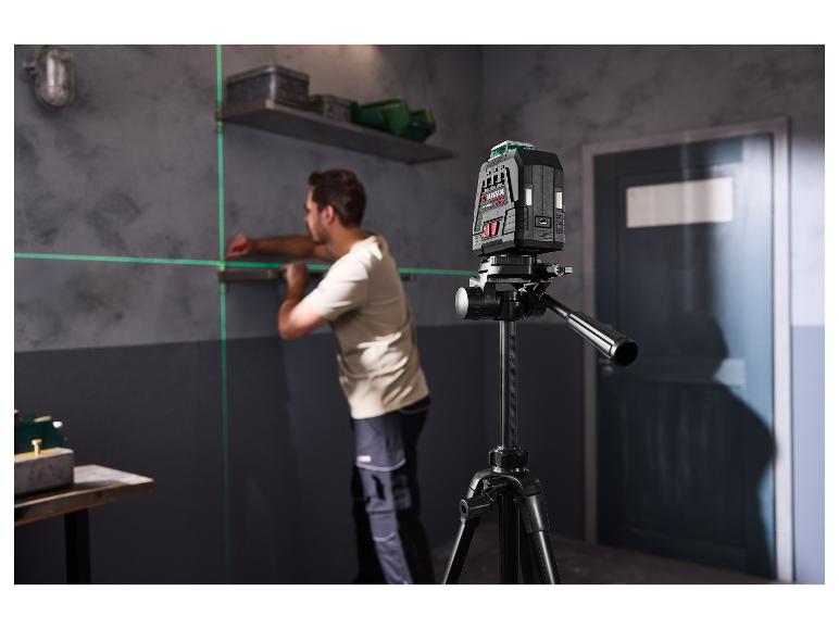 PARKSIDE PERFORMANCE® 4 V accu-kruislijnlaser met 360° rotatielaser, gebruikt voor het monteren van een plank.