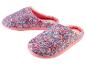 Twee roze pantoffels met paisley print.