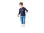 Jongen in een donkerblauw shirt met graafmachineprint, jeans en witte sneakers, met een speelgoedauto.