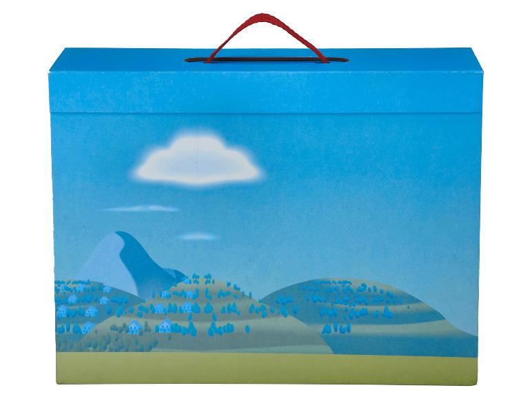 Blauwe doos met rood handvat en een landschap van heuvels met huizen en bomen