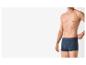 Man draagt donkerblauwe boxershorts met een subtiel geometrisch patroon.