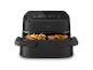 Zwarte Philips airfryer met friet en kip.