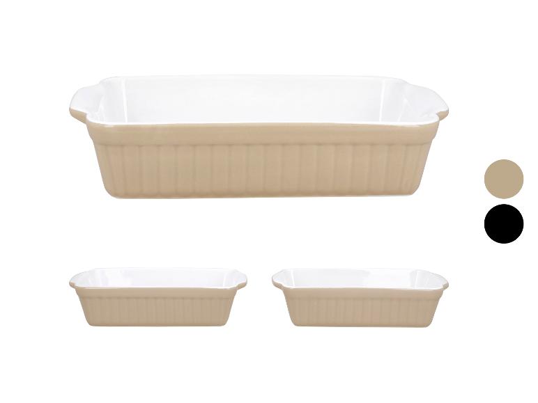 Set van drie beige keramische ovenschalen, één grote en twee kleine, met kleurstalen.