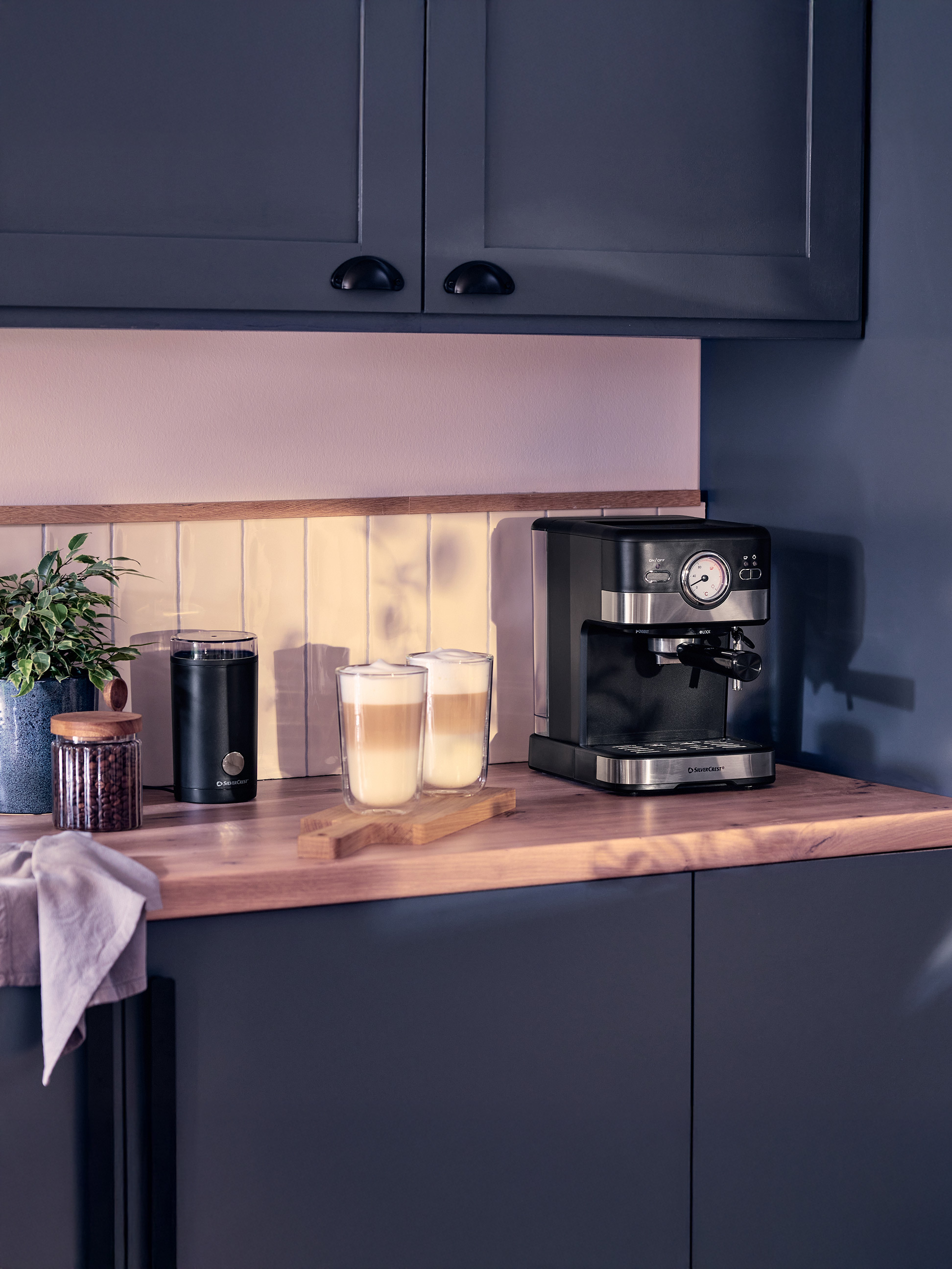 Koffiezetapparaat en molen in een moderne keuken met lattes.