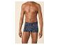 Man met donkerblauwe boxershort met geometrisch patroon.