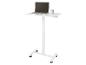 Witte mobiele sta-bureau met laptop en mok.