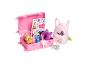 Roze reiskoffer met accessoires: puppy, koptelefoon, reiskussen en rugzak.
