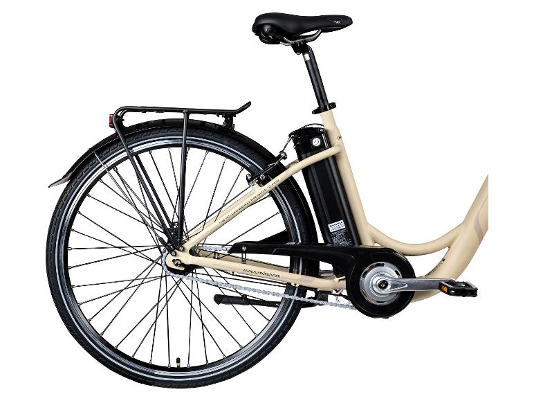 Beige elektrische fiets met bagagedrager en zichtbare accu.