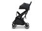 Zwarte kinderwagen met zonnekap en opbergmand.