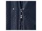 Close-up van een donkerblauwe jas met rits en drukknopen