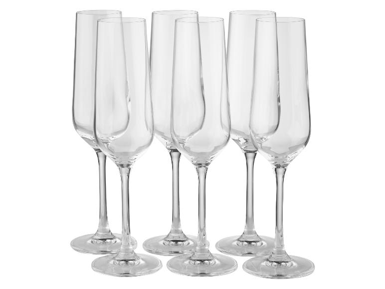 Zes transparante champagne glazen.