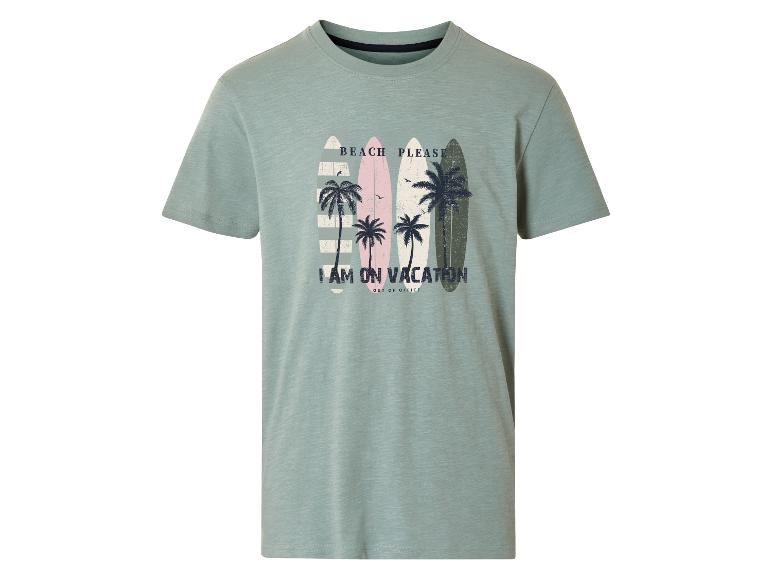 Lichtgroen t-shirt met surfplanken en palmbomen print, zomerse stijl.