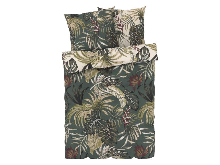 Een dekbedovertrek en kussenslopen met tropische bladeren.