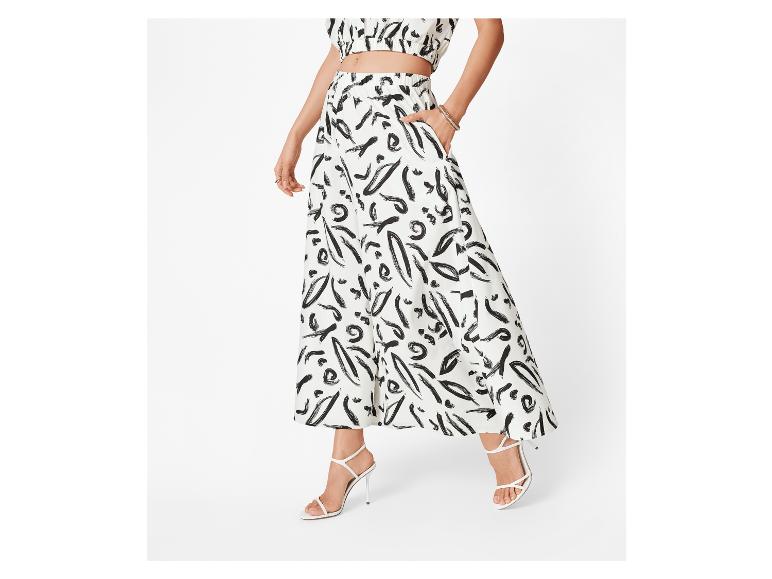 Lange rok en kort top met zwart-wit abstracte print.