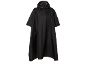 Zwarte regenponcho met glanzende capuchon en korte mouwen.