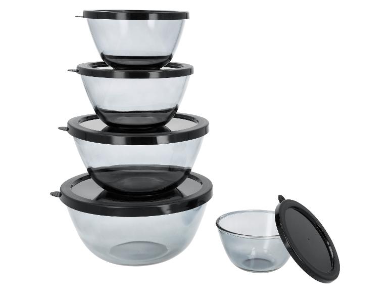 Set van vijf glazen mengkommen met zwarte deksels, gestapeld.