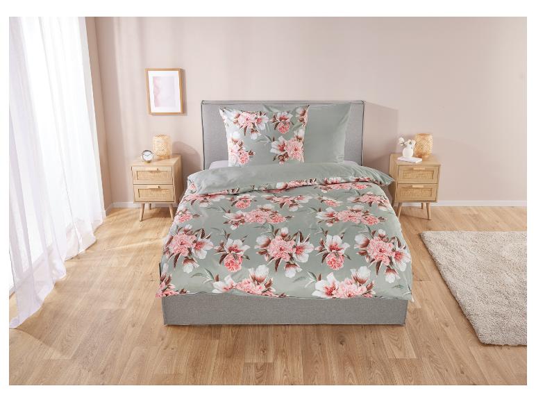 Beddengoedset met bloemenprint in lichte kleuren.