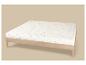 Licht houten bedframe met wit matras met blauw palmboompatroon.