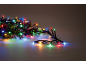 Veelkleurige kerstverlichting met dennentakken.