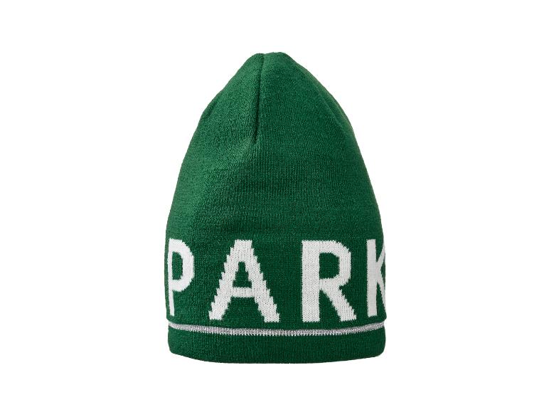 Een groene gebreide beanie met witte 'PARK'-opschrift.