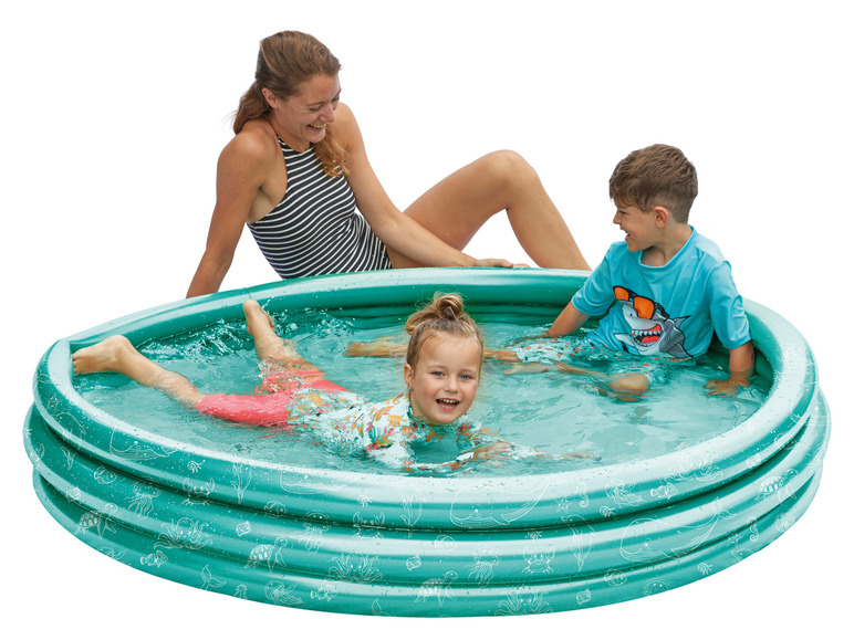 Drie kinderen spelen in een opblaasbaar zwembad met een onderwaterthema.