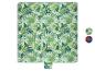 Groene picknickdeken met palmbladpatroon en een klein voorbeeld van een rood ruitpatroon.