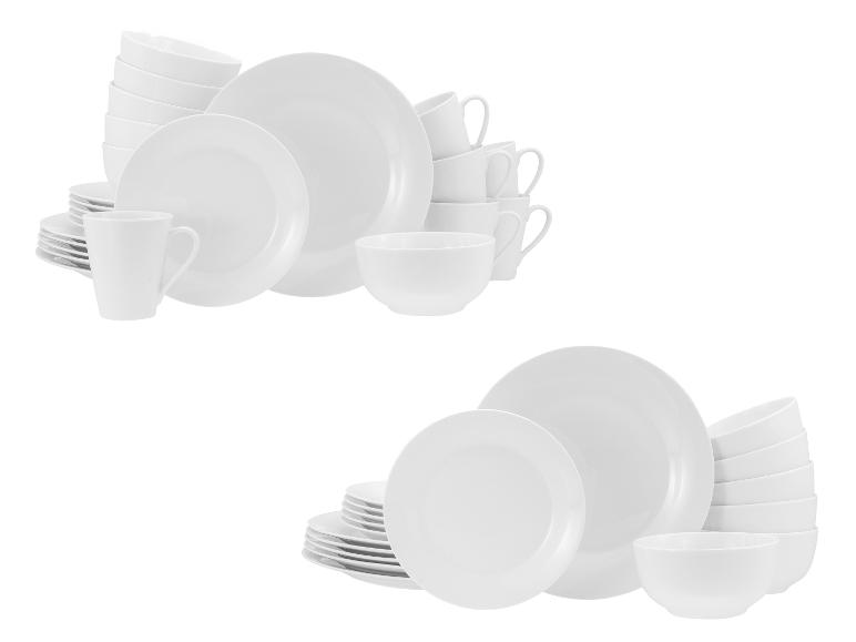 Twee sets wit servies, inclusief borden, kommen en mokken, op een witte achtergrond.
