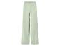 Een lichtgroene broek met wijde pijpen.