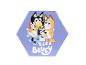 Zeshoekige Bluey magneet met de Bluey familie op een paarse achtergrond.