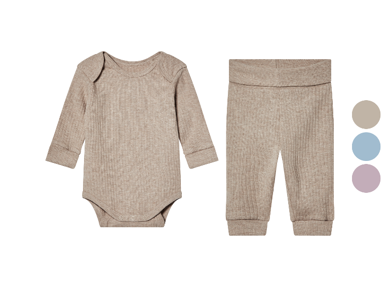 Beige baby kledingset.